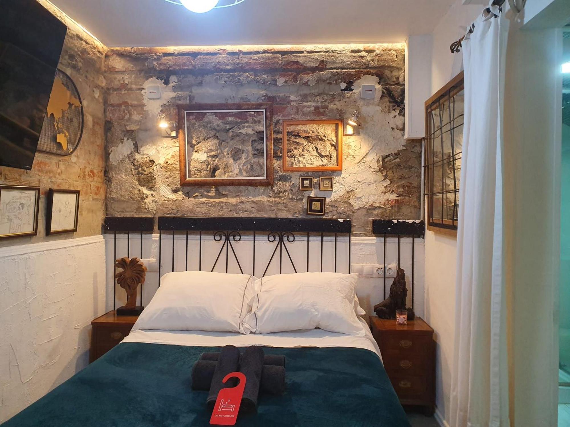 Studio Or Rooms With Private Bathroom Or Rooms With Shared Bathroom บาร์เซโลนา ภายนอก รูปภาพ